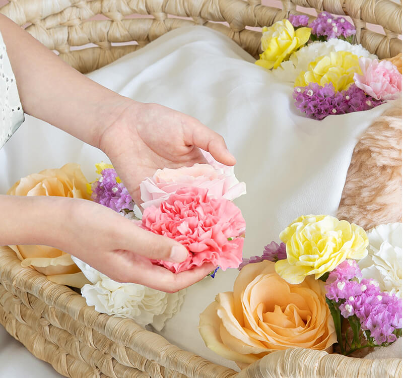 お別れのお花を小さな家族に添えている