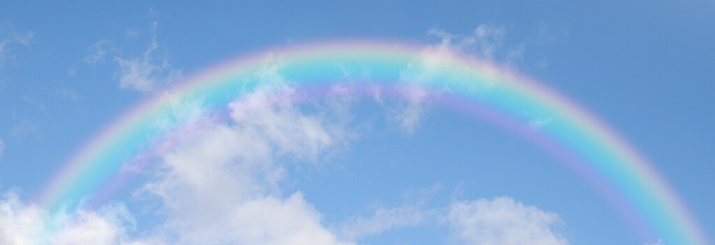 青空に虹の橋が架かった画像