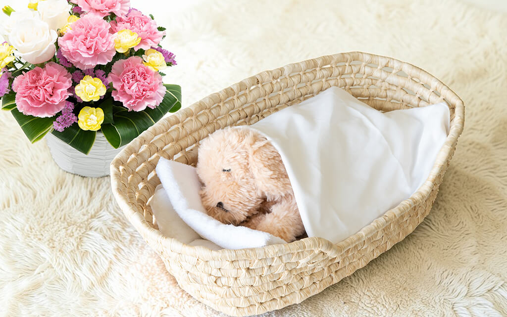 小さな家族のそばに飾られたアレンジ