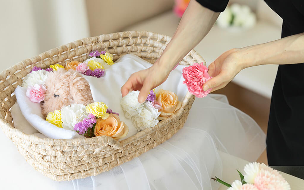 お花を小さな家族に添えているイメージ